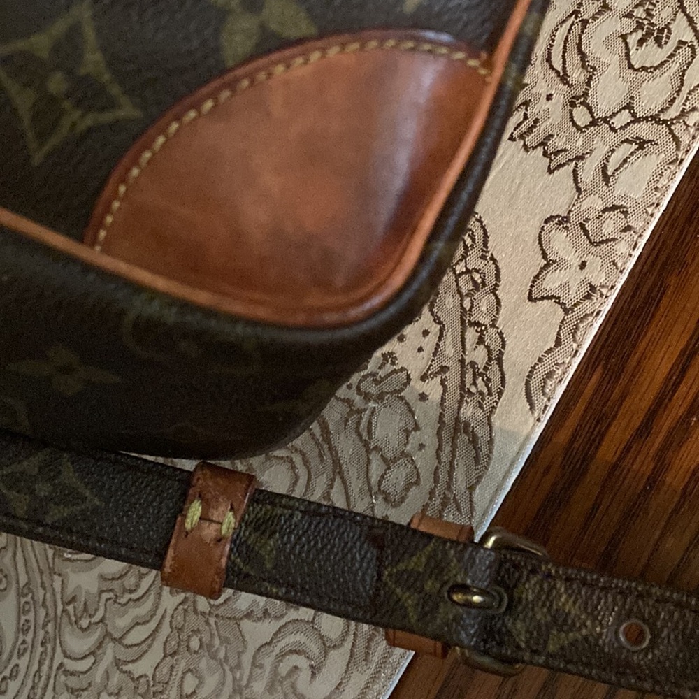 Louis Vuitton EUC XL Monogram Danube GM Shoulder Bag with Monogram strap w/COA - Picture 10 of 17